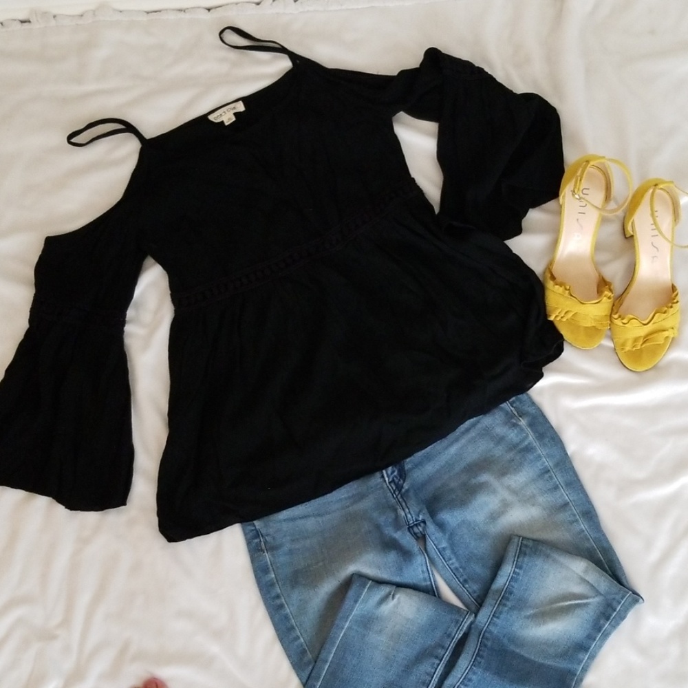 Cold Shoulder Flowy Blouse Size XS